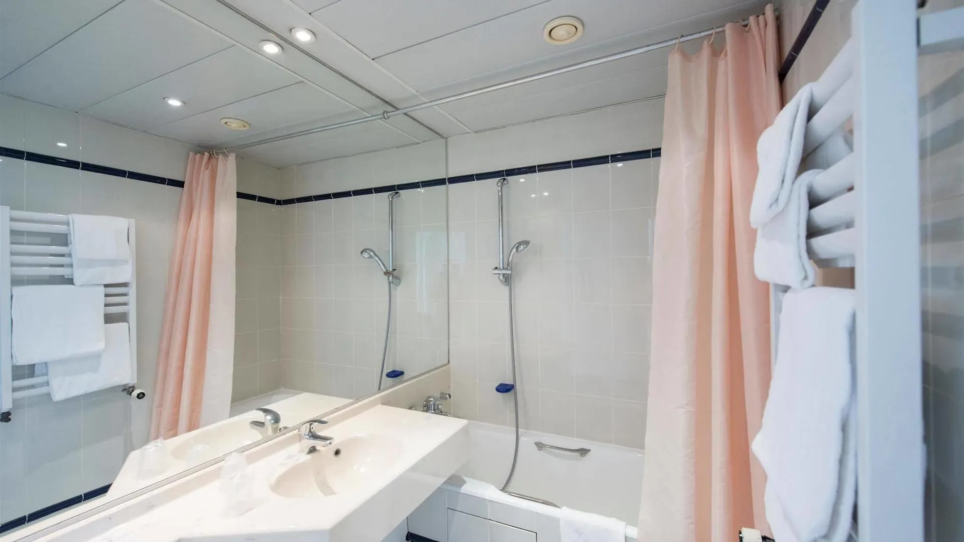 فندق Kyriad 10 - Gare De L'est 3*