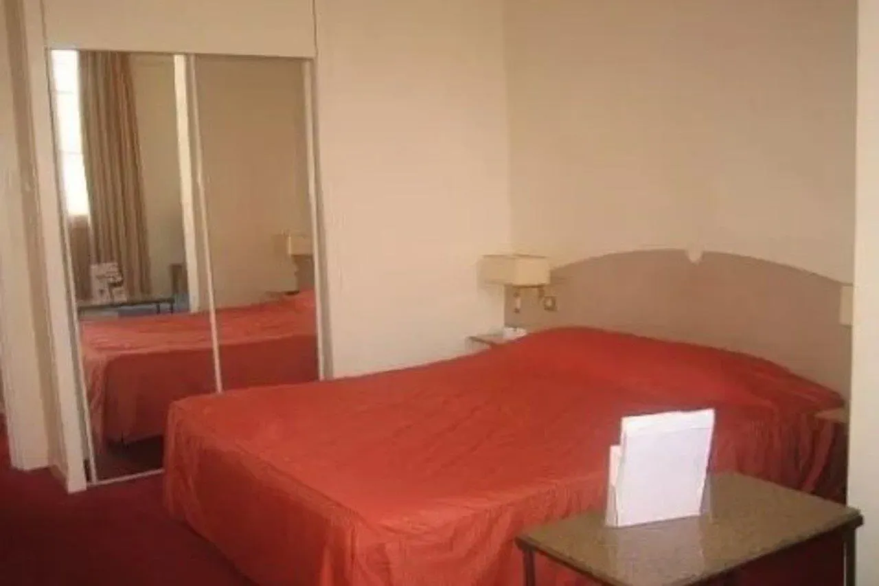 Hotel Kyriad 10 - Gare De L'est 3*