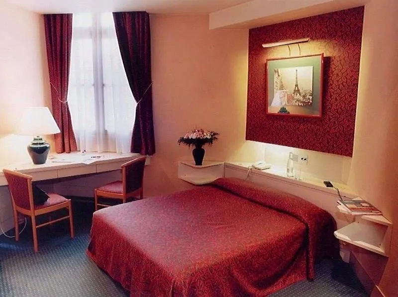 Hotel Kyriad 10 - Gare De L'est 3*