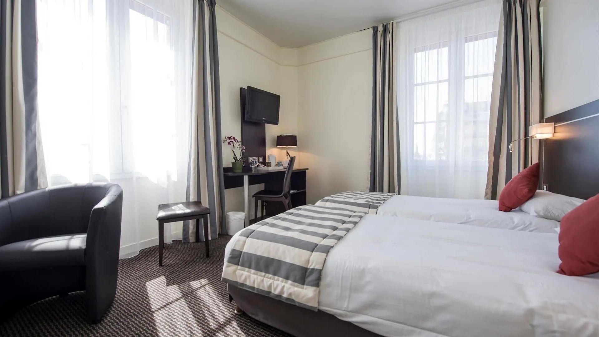 Kyriad 10 - Gare De L'est Hotel